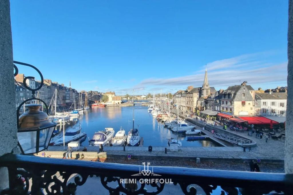 Photo de Le Carré - Studio ON the port of Honfleur - Incredible view 2 P