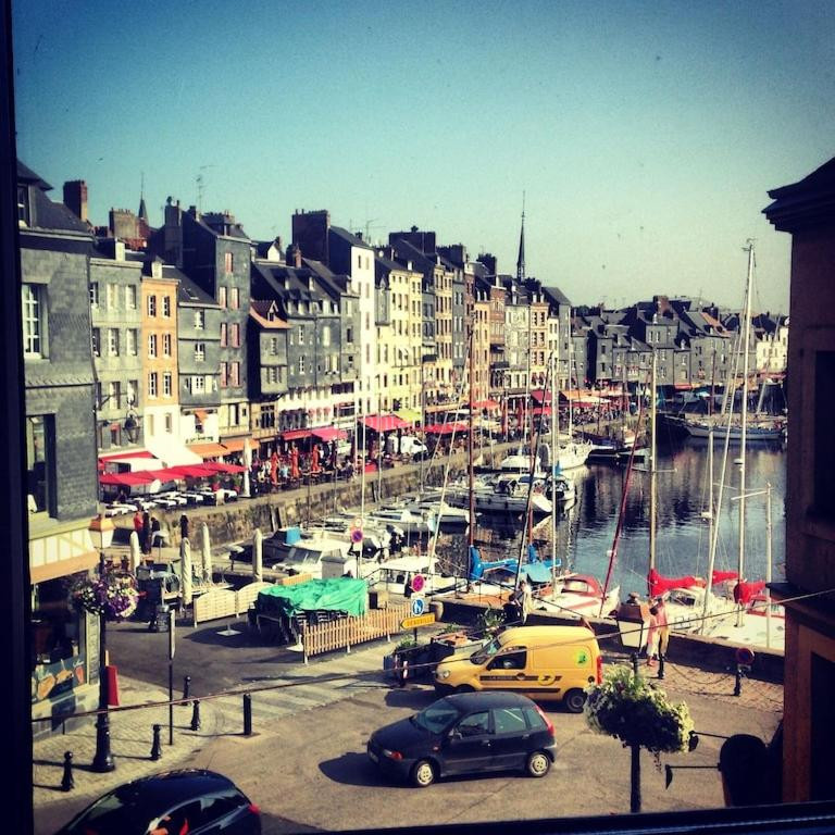 Photo de Centrally located, refurbished modern flat with views over the historic port