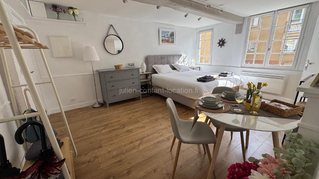 Photo de 250m du port - Hypercentre - Appartement du XVeme siècle