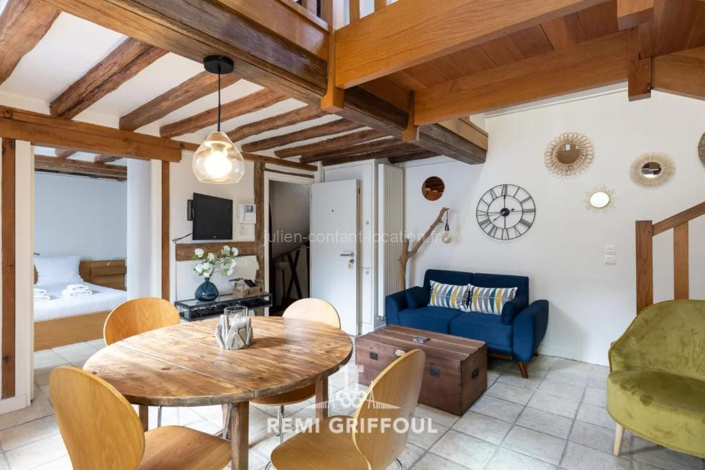Photo de L'Escalier d'H - Duplex 3 in the city center - Normand Charm - Family stay