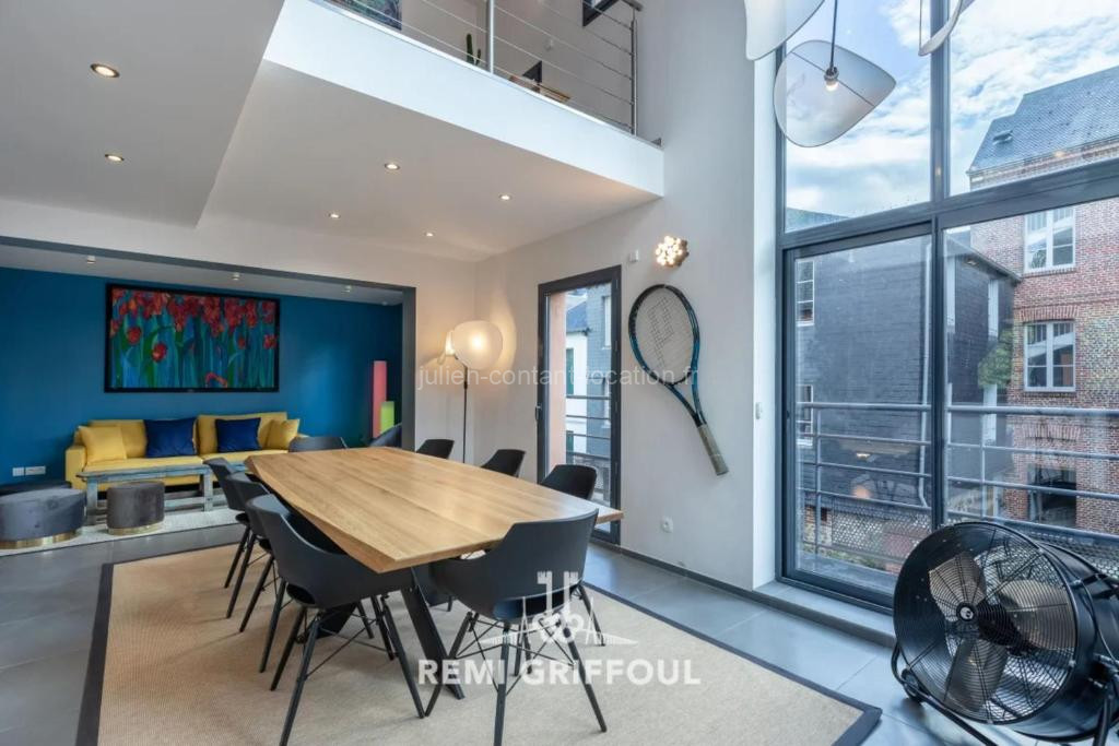 Photo de The Cosmopolitan Architect Design Home with Rooftop Jacuzzi 8 Guests