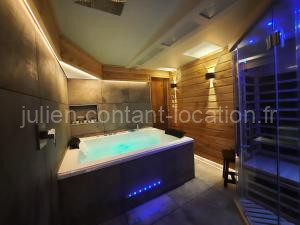 MAISON centre ville historique - Bain à remous, Sauna, cour extérieure privative - tout peut se faire à pied à 3min du vieux port, 10min de la plage, 3min d'un Parking gratuit, restaurants, boutiques, musés, etc à Honfleur
